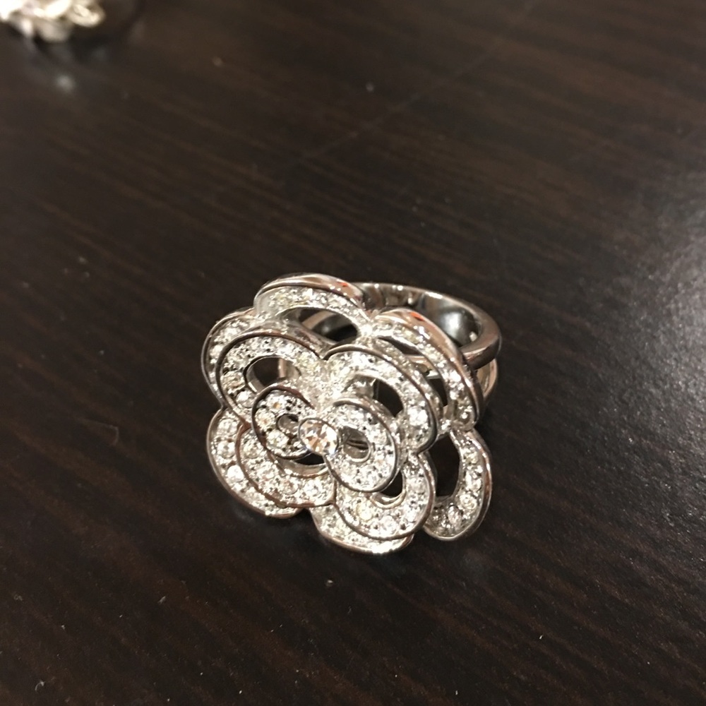 Crystal flower cocktail ring