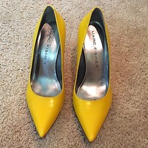 Yellow pointed toe pumps