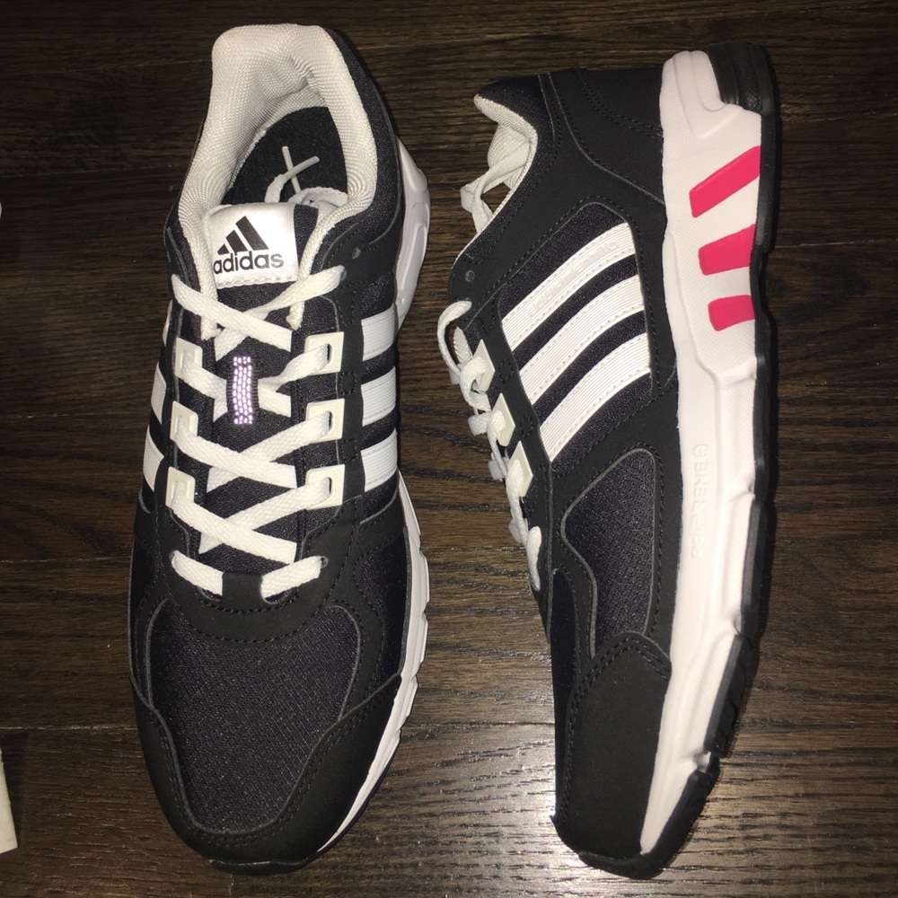 ❌ SOLD ❌ Adidas running 🏃🏻 shoes size is 8