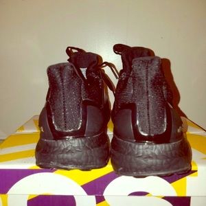 UA. ULTRABOOST SIZE 10 trade or cash will br acept