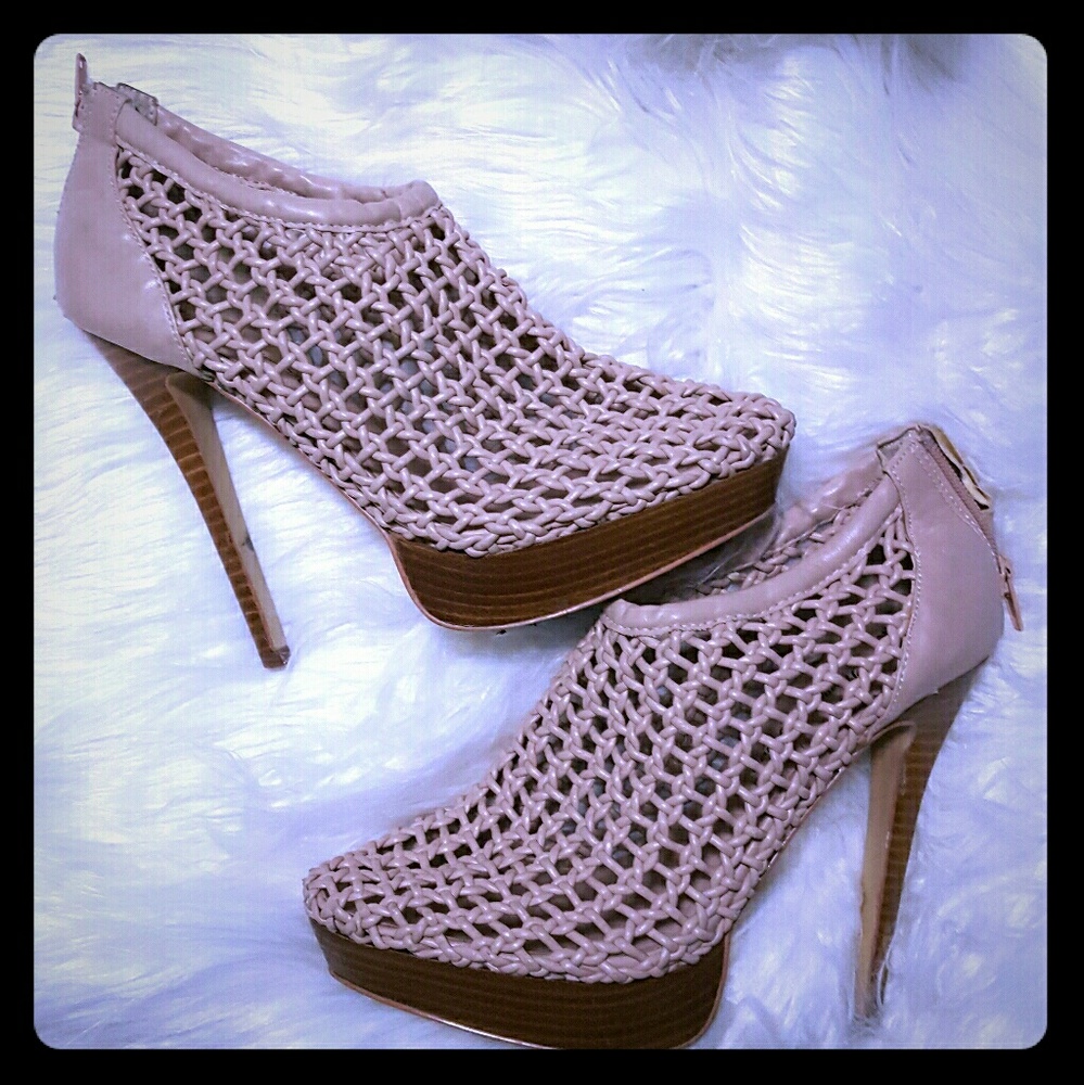 Caged/woven platform
