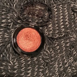 Single shimmer eyeshadow