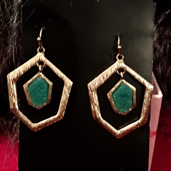 Gorgeous Dangle Earrings - Picture 2 of 3