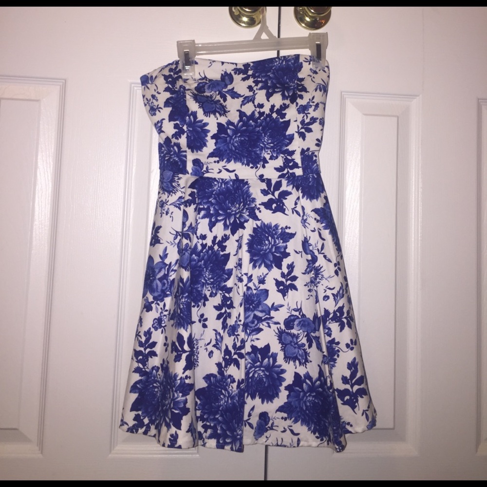 Floral navy blue/white mini romper