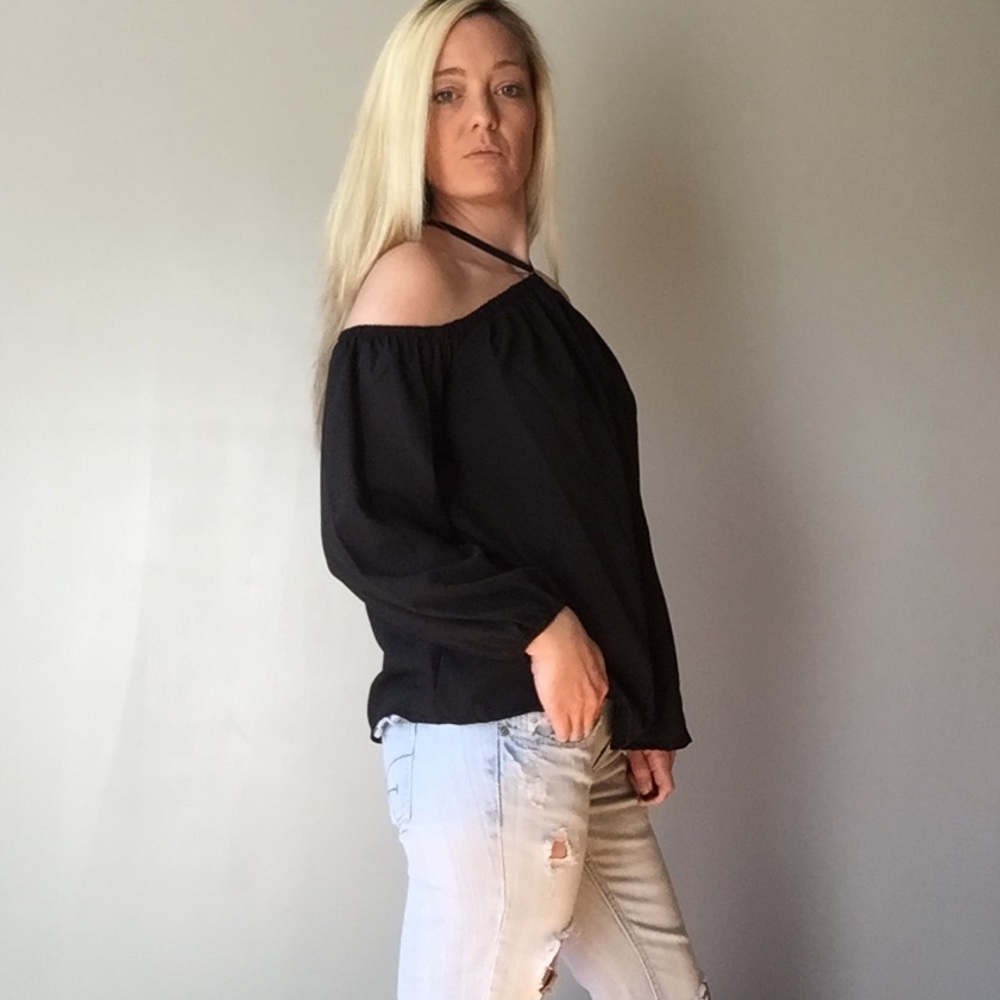 🆕 Cold Shoulder Top - Picture 3 of 4