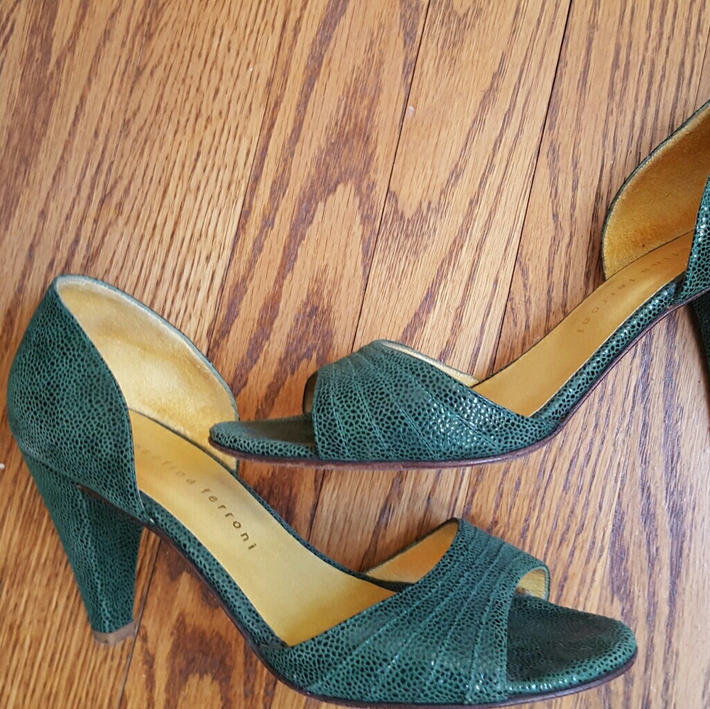 Josefina Ferroni green heels