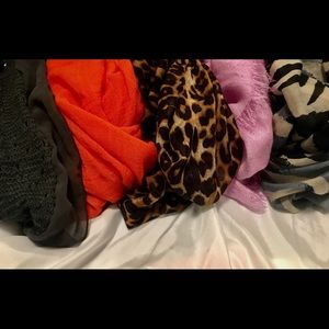 Assortment of scarfs (5)