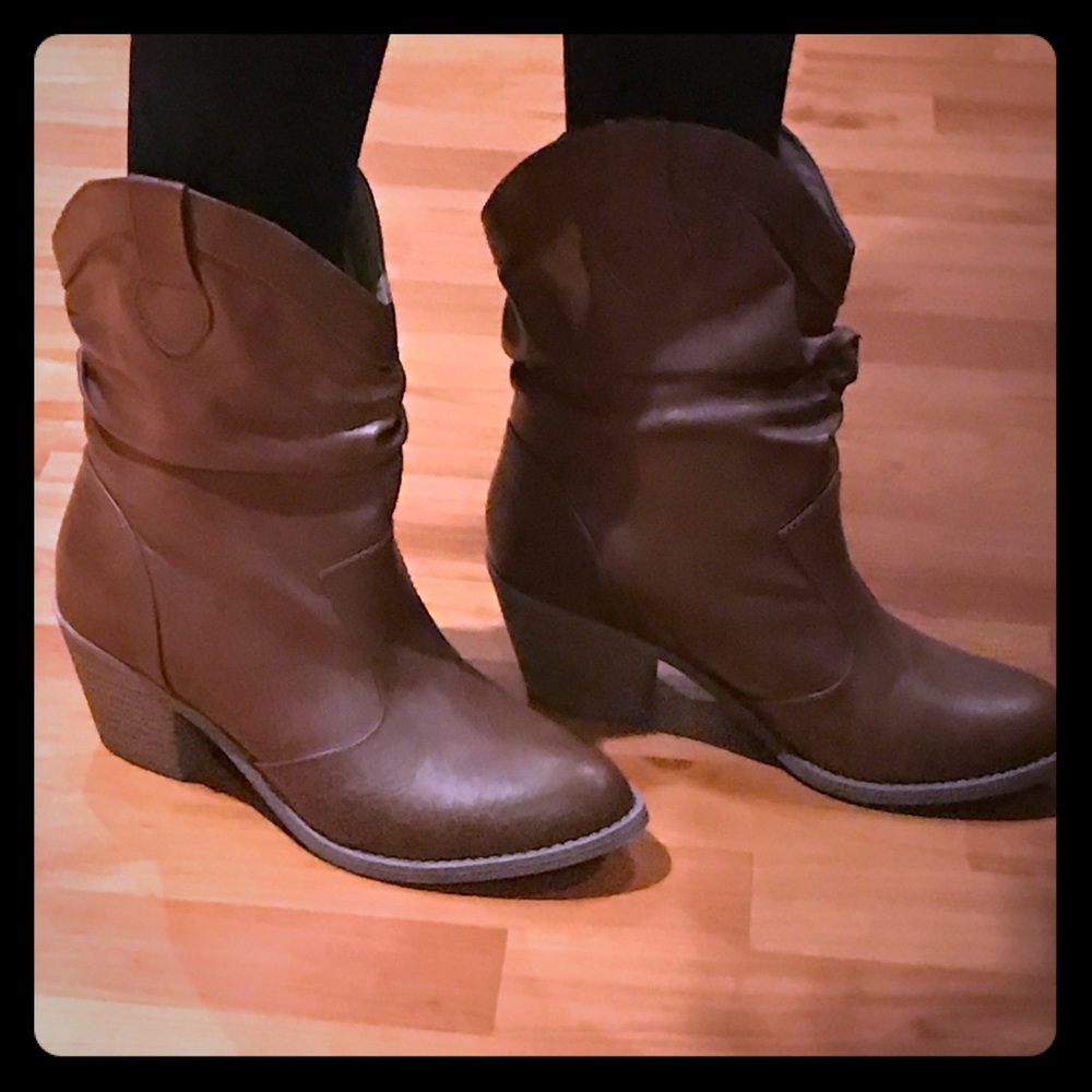 ***SOLD*** Brown cowgirl boots