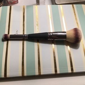 IT COSMETICS BRUSH!!!!