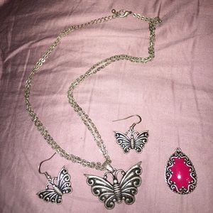 Super nice jewelry ! All sold together as a set