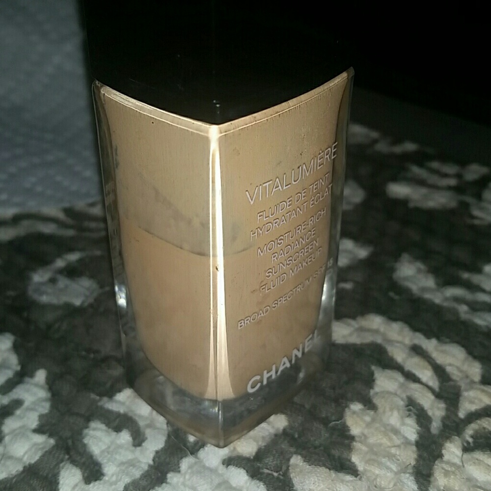 Chanel Vitalumiere Foundation Clair 20/Intensity 1