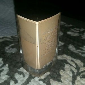 Chanel Vitalumiere Foundation Clair 20/Intensity 1