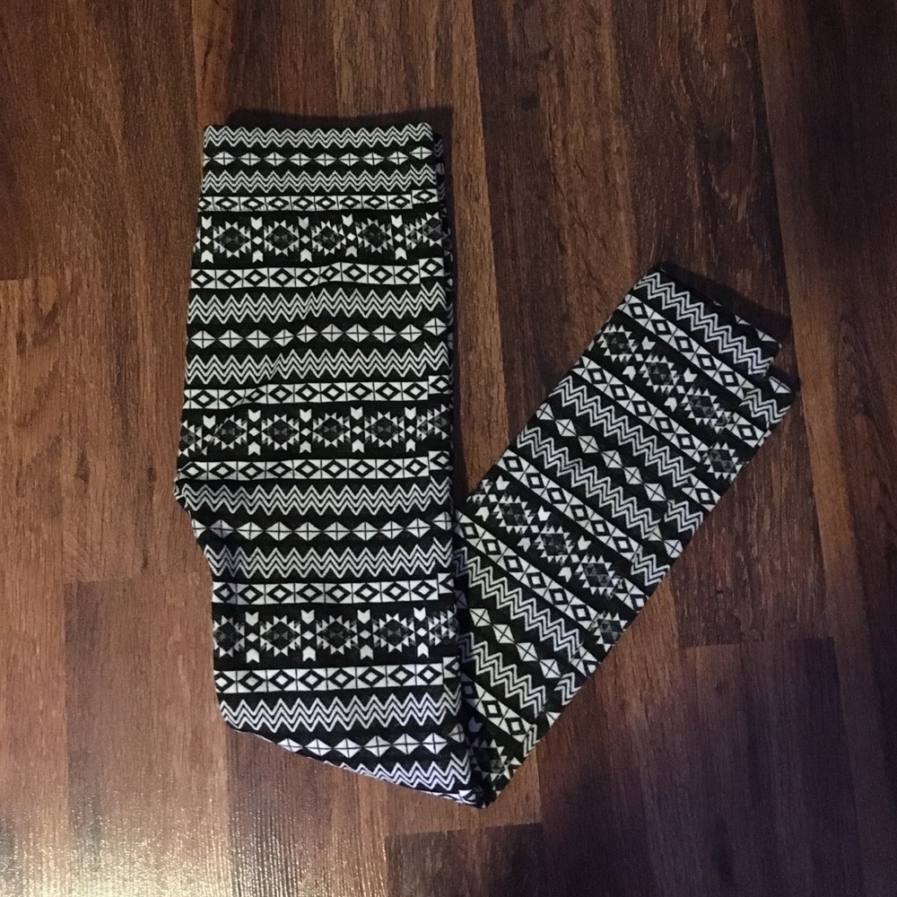 Patterned black and white warm leggings