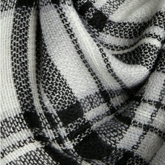 Offers welcomes NWT❗️Black & White Plaid Scarf ♥️ - Picture 3 of 4