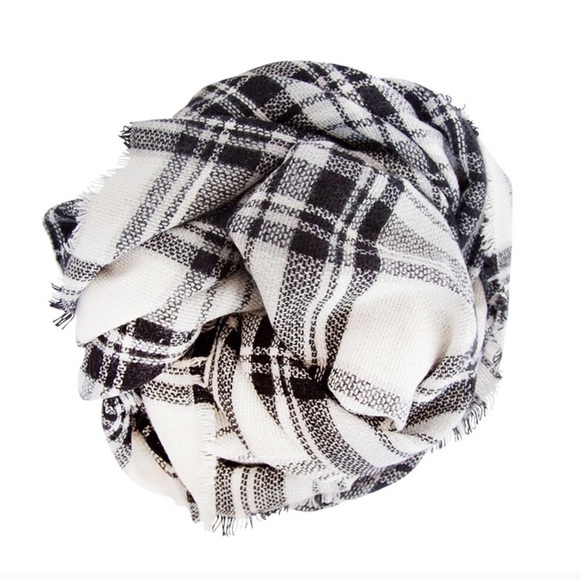 Offers welcomes NWT❗️Black & White Plaid Scarf ♥️ - Picture 4 of 4