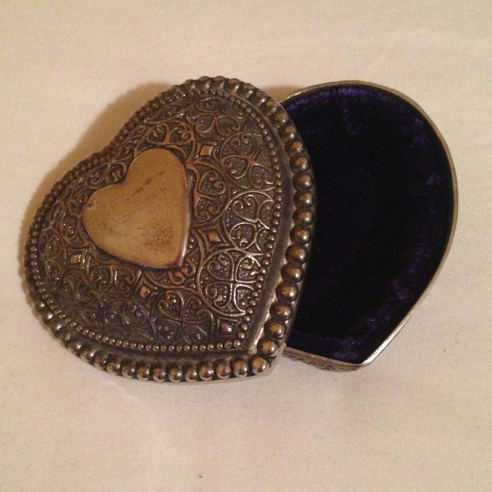Price Slash: Vintage Heart Velvet Jewelry Box 💜