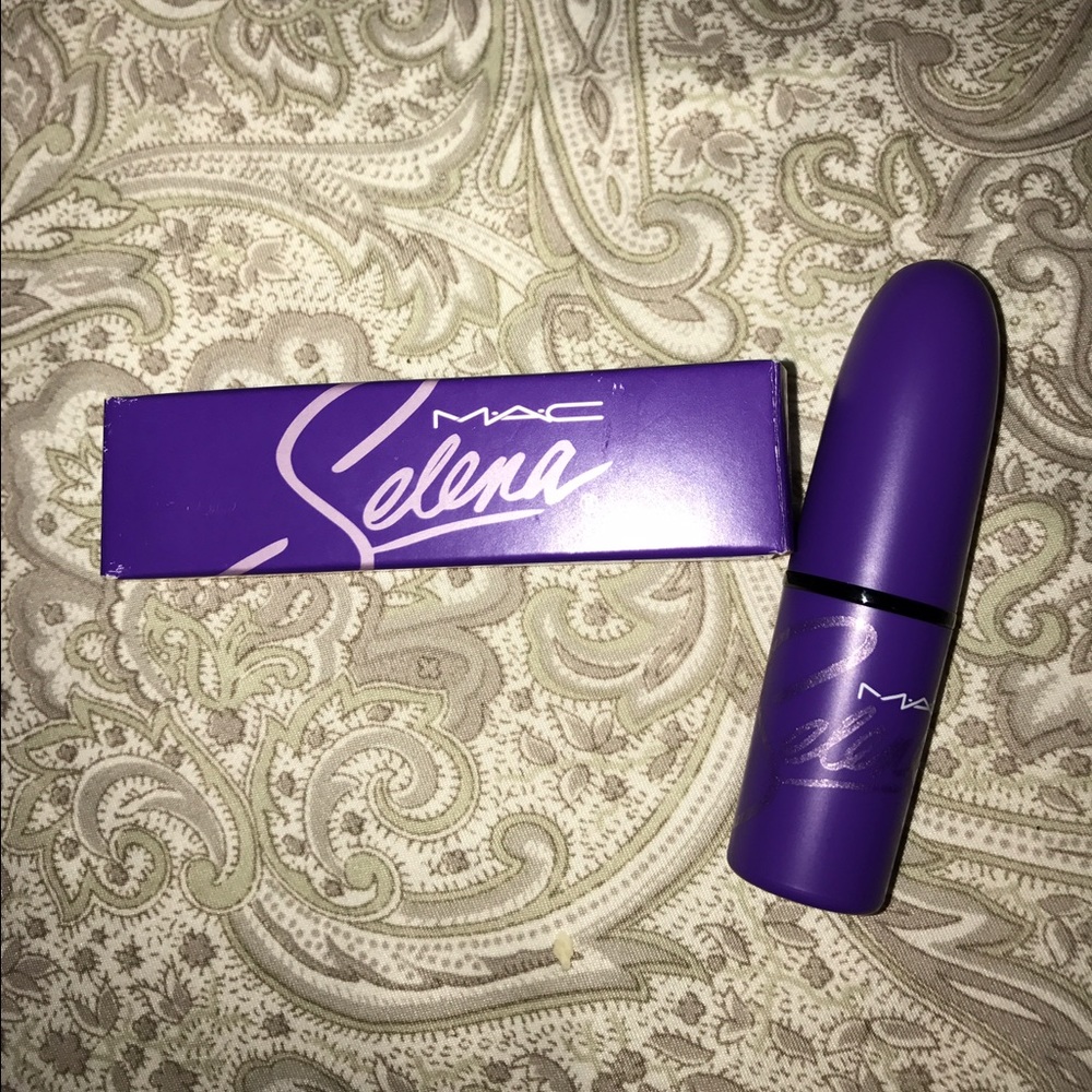 Selena M.A.C lipstick💜