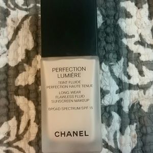 Chanel Perfection Lumiere Foundation Beige 10
