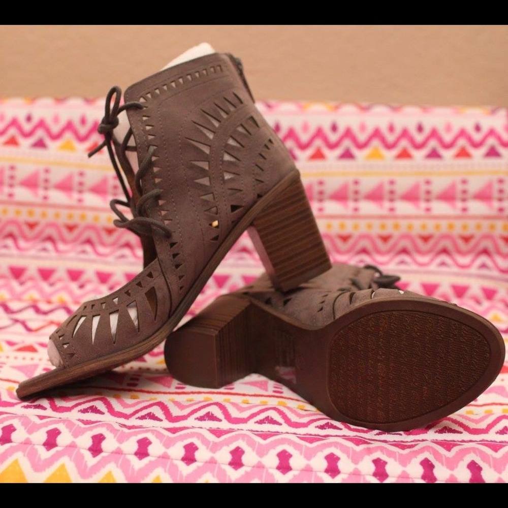 Breckelle Geo Cut suede lace up booties size 6.5
