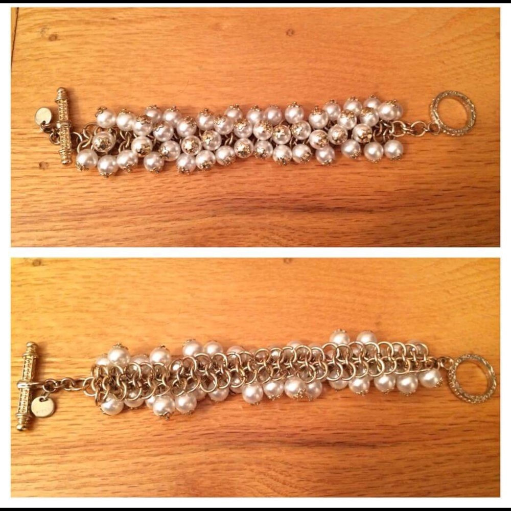 Delicate and Elegant Pearls and Gold Bracelet