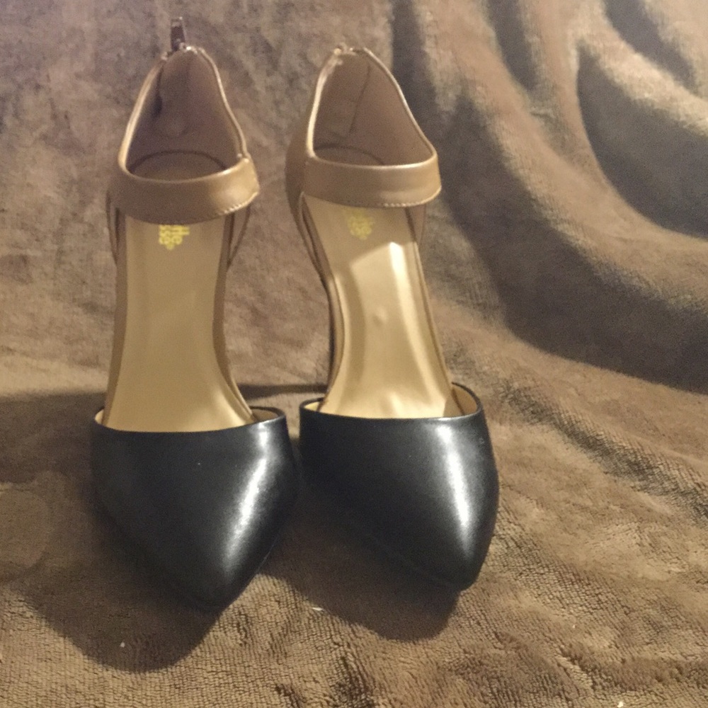 Shoes - Picture 3 of 4