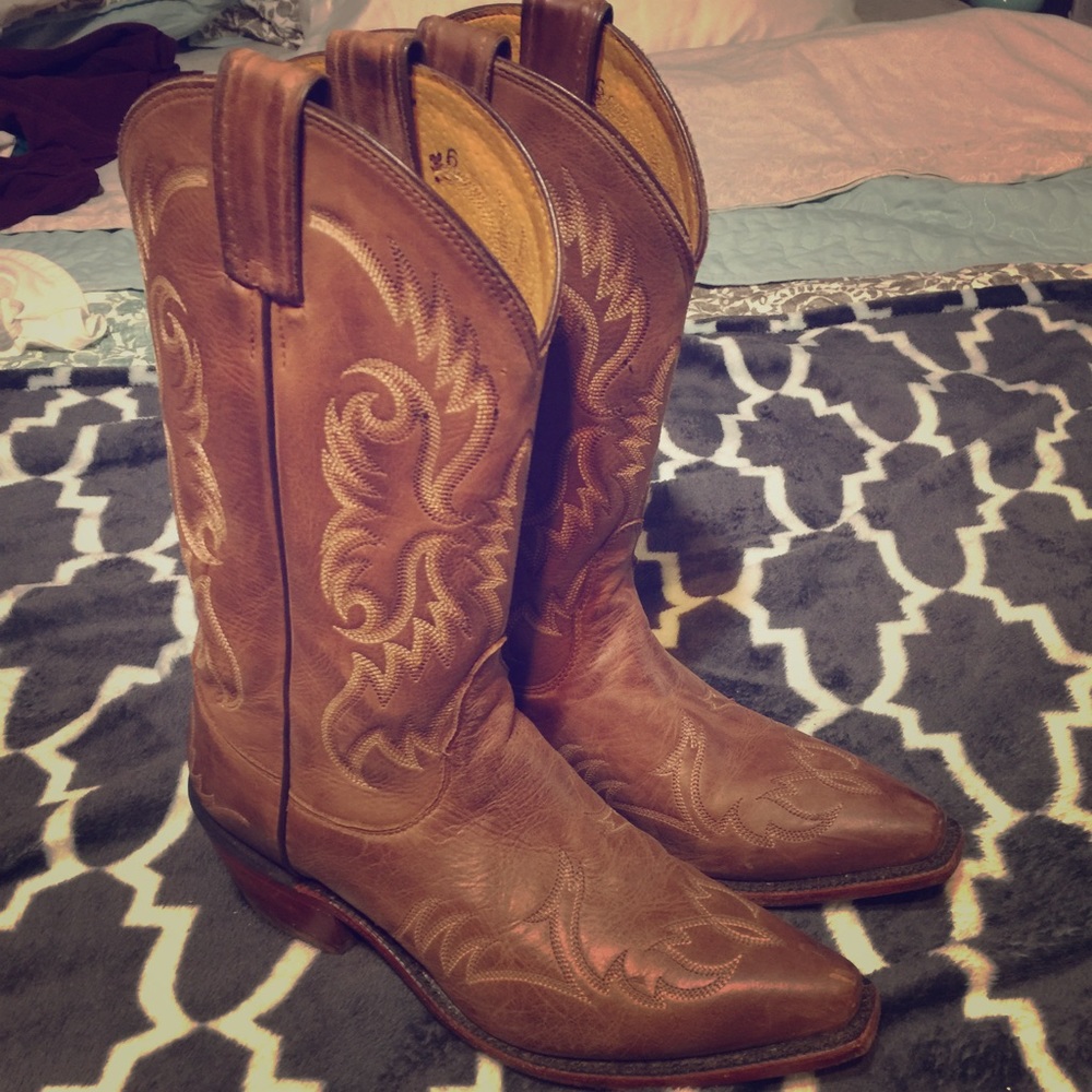 No Ima real leather cowgirl boots.
