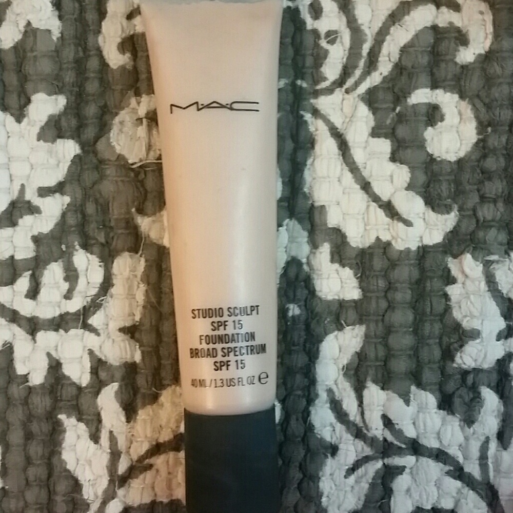 MAC Studio Sculpt Foundation NC 15