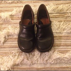 Born black clogs