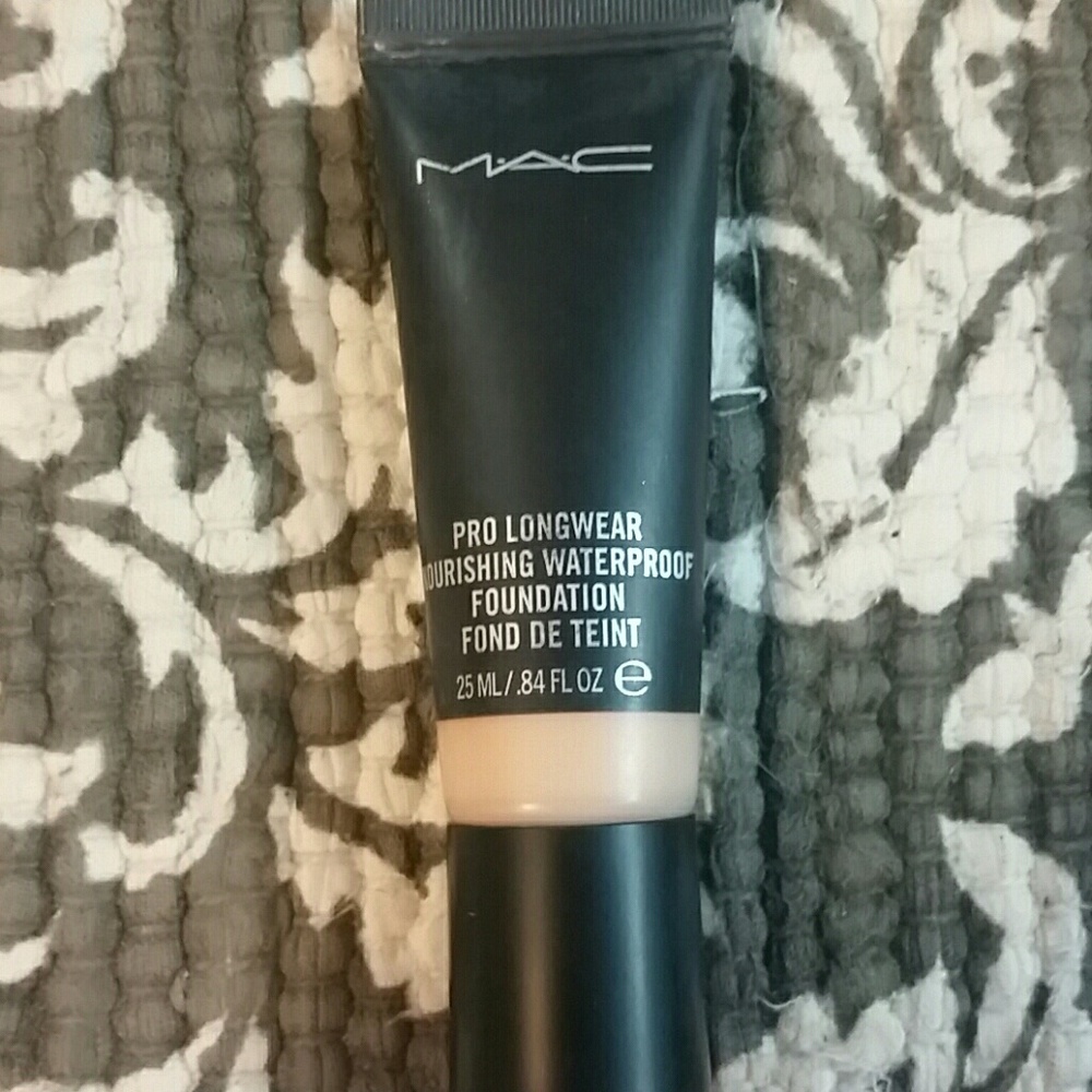 MAC Pro Longwear Waterproof Foundation NC20