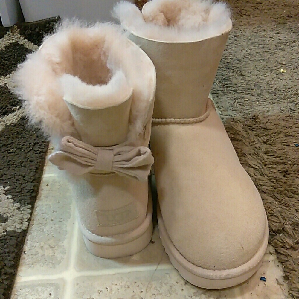 (NWOT)~Rare bailey bow low cut ugg's AUTHENTIC!!!!