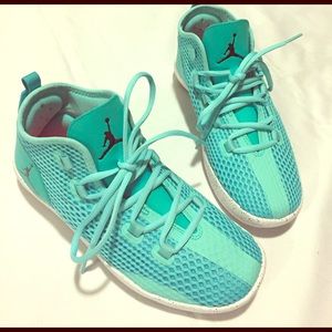Mint Jordan Reveal Shoes Size 7Y