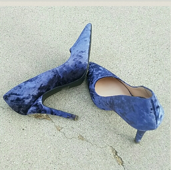 Last Size 8.5 🍹💙Crushed Velvet Heel Pump - Picture 3 of 4