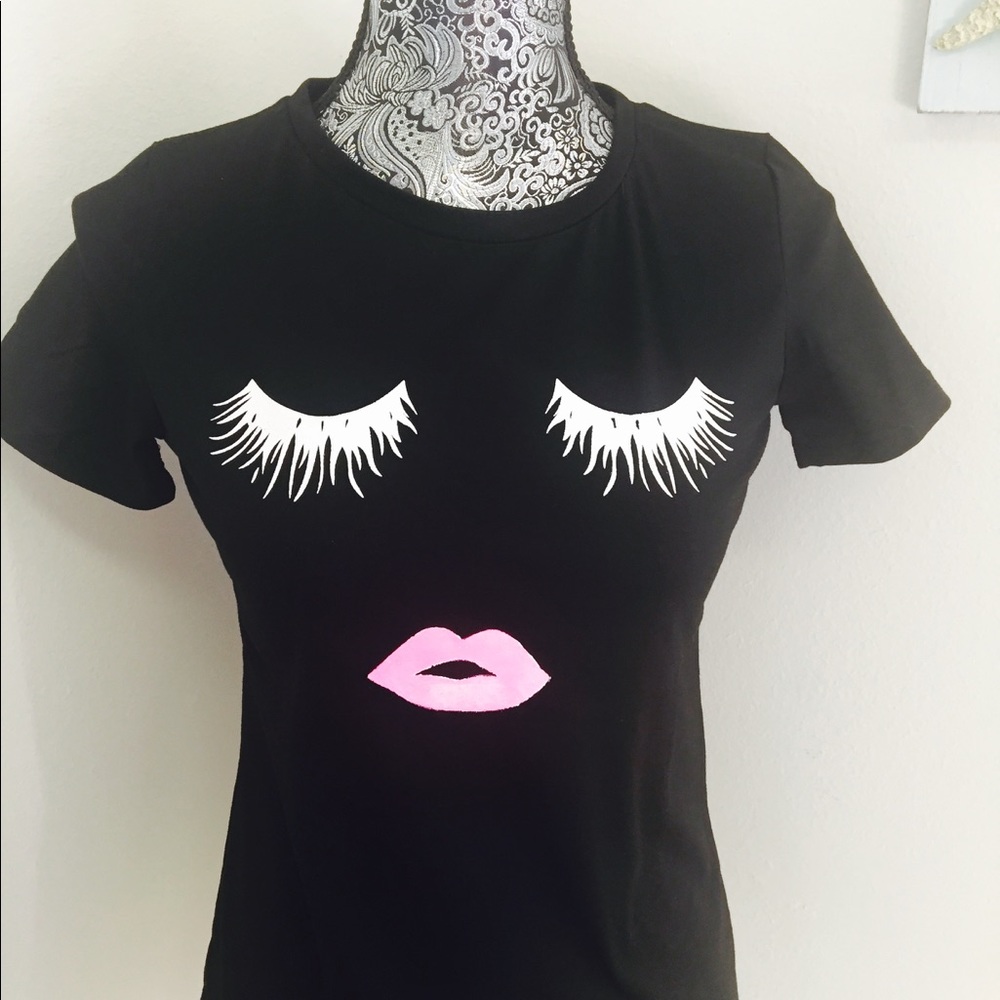 🎉ONE LEFT IN BLACK!🎉Charming Face T-shirt!🌺 - Picture 3 of 6