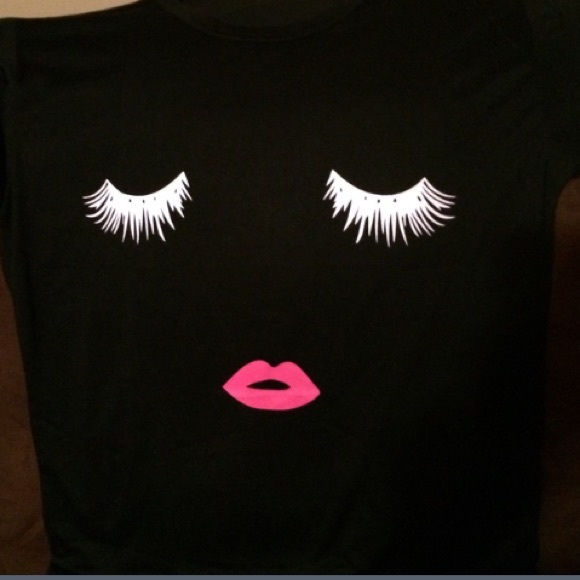 🎉ONE LEFT IN BLACK!🎉Charming Face T-shirt!🌺 - Picture 2 of 6