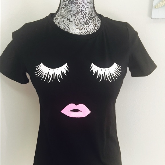 🎉ONE LEFT IN BLACK!🎉Charming Face T-shirt!🌺 - Picture 3 of 6