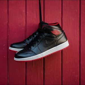 Air Jordan Retro 1 Mid OG Breds