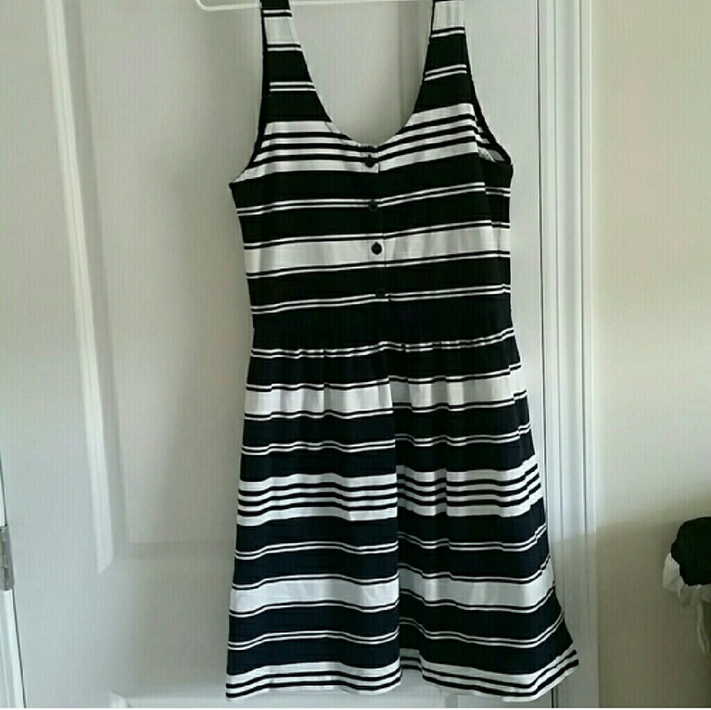 🆓⛵️ J. Crew ⛵Reversible 2-Way button stripE FREEW/ANY$30BUNDLE❣️ - Picture 2 of 9