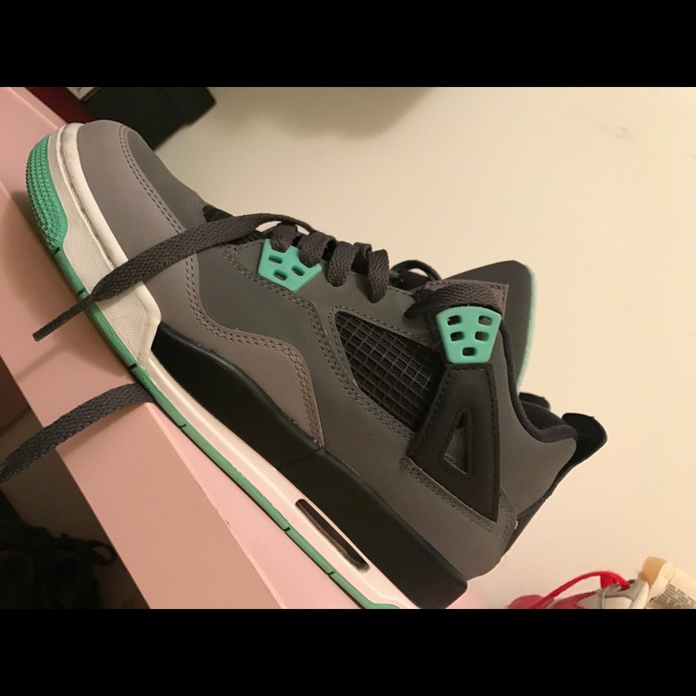 Jordan 4 green glows