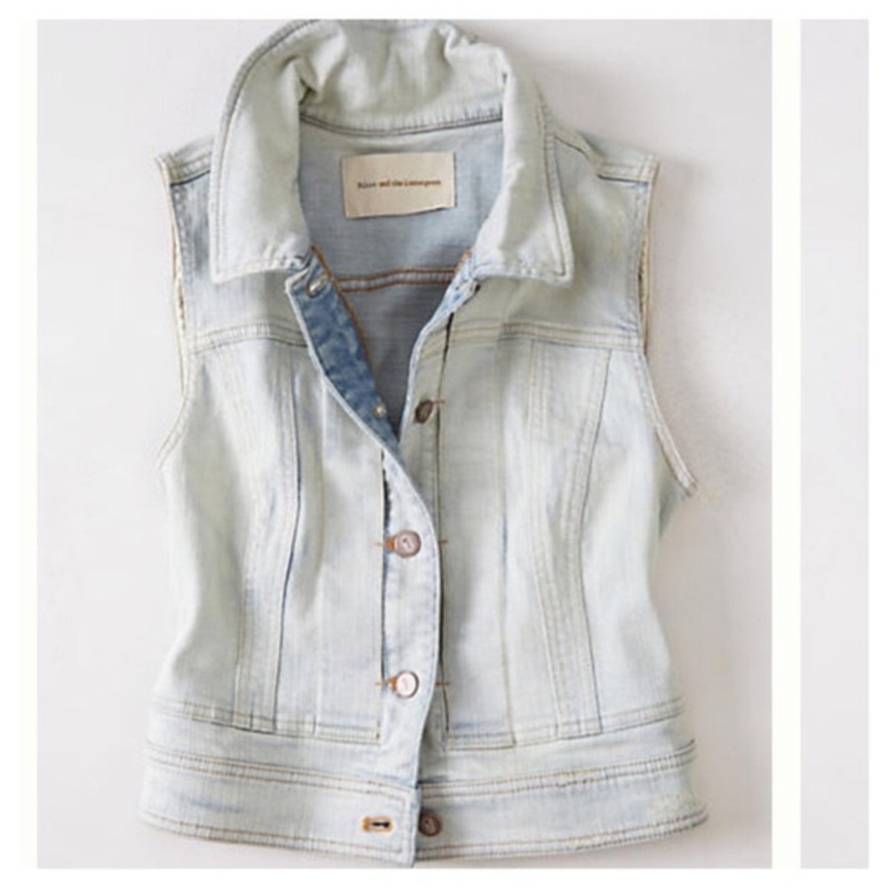 CUTE LIGHT WASH DENIM VEST