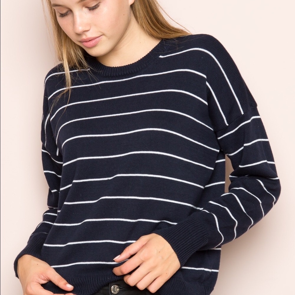 OVERSIZED NAVY AND WHITE SWEATER