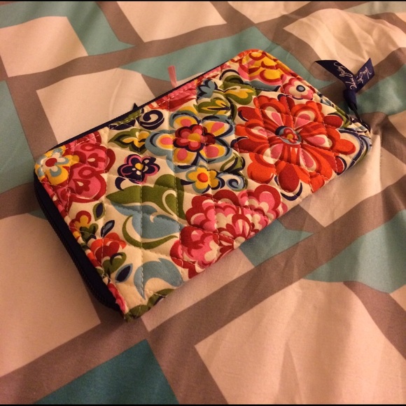 Vera Bradley zip around wallet - Picture 1 of 3