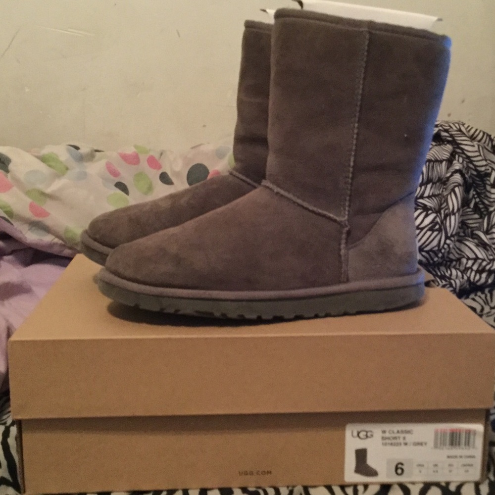 Grey uggs - Picture 2 of 4
