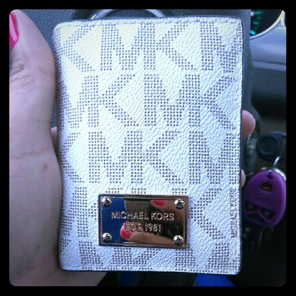 SOLD !!!! MK signature portable charger