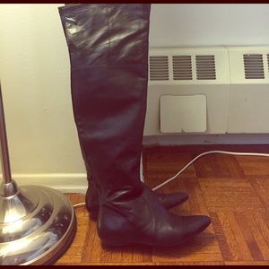 Pointed toe black boots