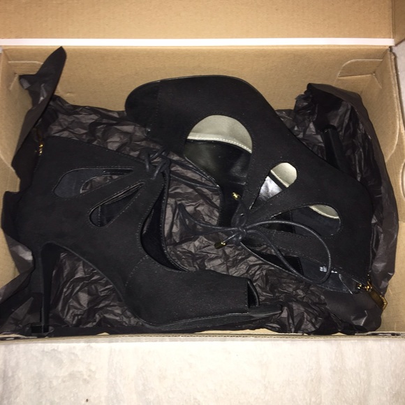 🤑CLEARANCE🔻Black Tied Semi-Booties w. Gold Detail🔺 - Picture 2 of 8