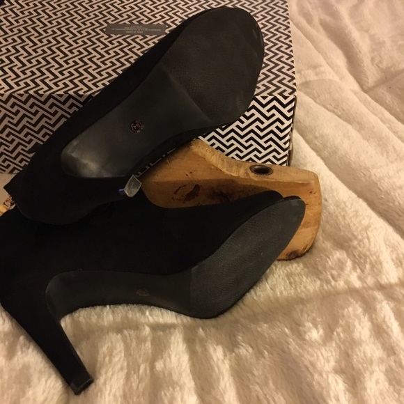 🤑CLEARANCE🔻Black Tied Semi-Booties w. Gold Detail🔺 - Picture 3 of 8