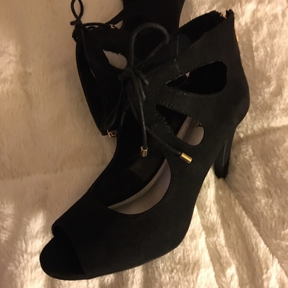 🤑CLEARANCE🔻Black Tied Semi-Booties w. Gold Detail🔺 - Picture 4 of 8