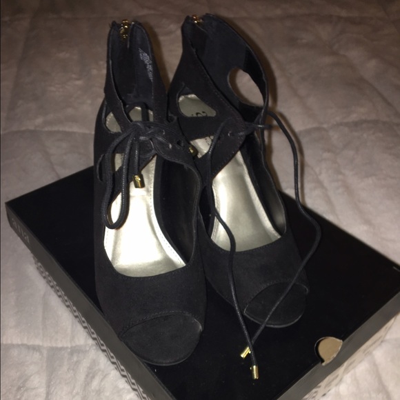 🤑CLEARANCE🔻Black Tied Semi-Booties w. Gold Detail🔺 - Picture 5 of 8