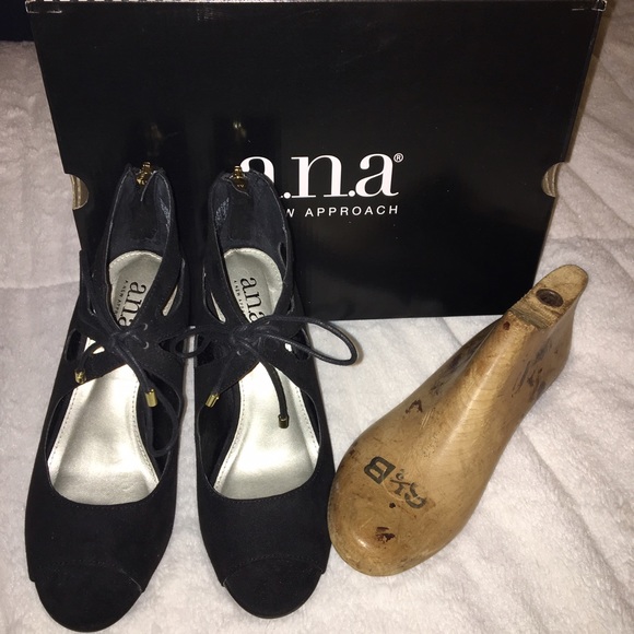 🤑CLEARANCE🔻Black Tied Semi-Booties w. Gold Detail🔺 - Picture 6 of 8