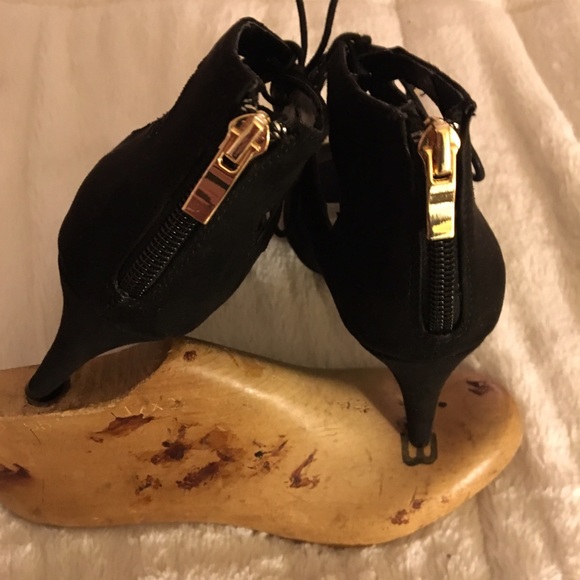 🤑CLEARANCE🔻Black Tied Semi-Booties w. Gold Detail🔺 - Picture 7 of 8